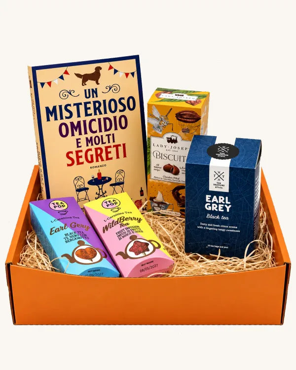 Box arancione con Un misterioso omicidio e molti segreti, biscotti Lady Joseph, tè Earl Grey e due Tea Pop